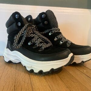 Sorel Kinetic Breakthru Conquest waterproof black hiking / winter boots size 8